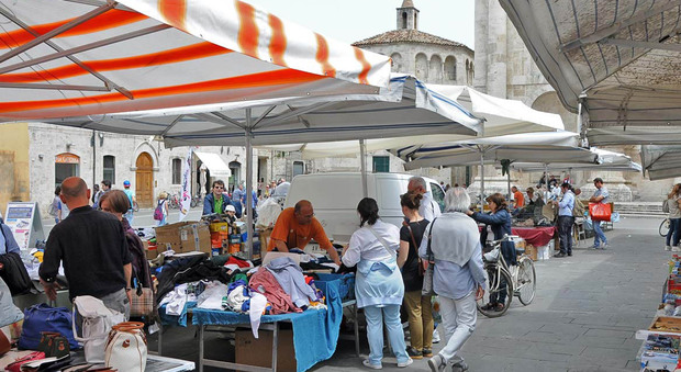 Il mercato ambulante in piazza Arringo