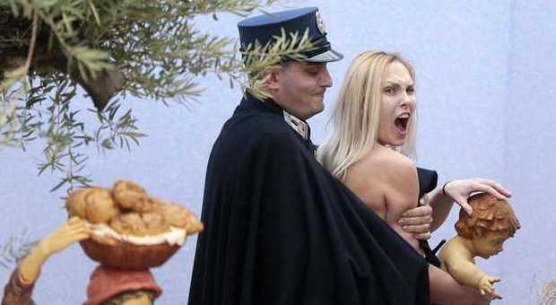 Blitz delle Femen nel presepe di piazza San Pietro: donna espulsa dallo Stato Vaticano