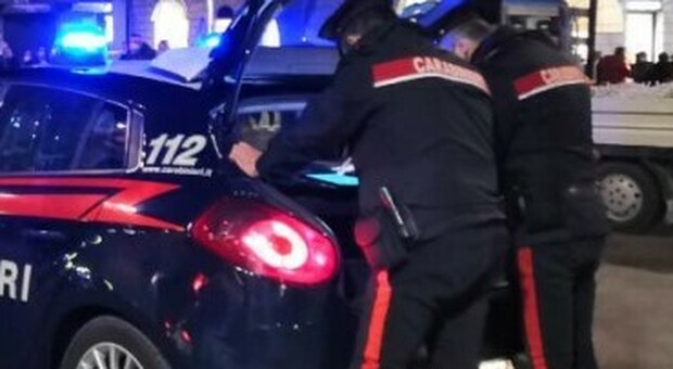 Ancona, gli trovano la coca addosso e lui prova a chiudere i carabinieri in casa: arrestato, aveva anche 4mila euro