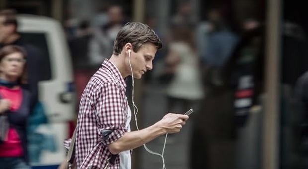 Con lo smartphone cambia il nostro modo di camminare: uno studio rivela le nuove abitudini