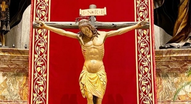Il crocifisso miracoloso di San Marcello collocato a San Pietro, rimesso a nuovo dopo il restauro