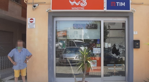 Spaccata notturna in un negozio di telefonia: vandalo seriale albanese finisce in manette