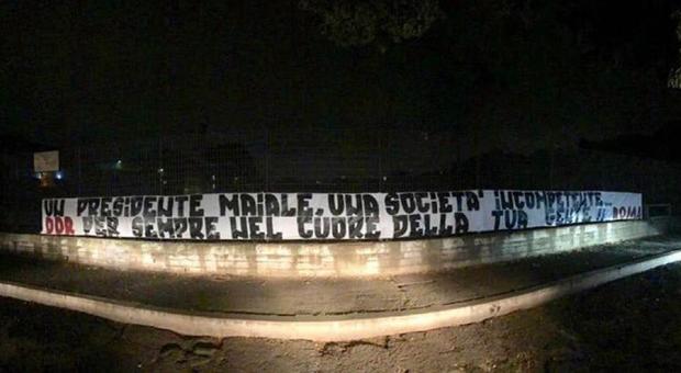 De Rossi via dalla Roma, nella notte gli striscioni contro Pallotta: «Presidente maiale, società incompetente»