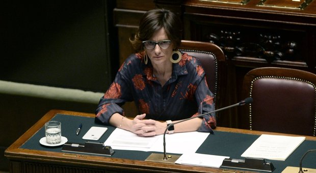 Il ministro Bonetti: «Ancora troppe poche donne ricercatrici nelle università»