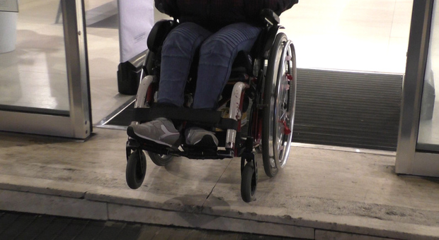 Napoli, tetraplegica sulla sedia a rotelle «Nessun aiuto per il trasporto a scuola»