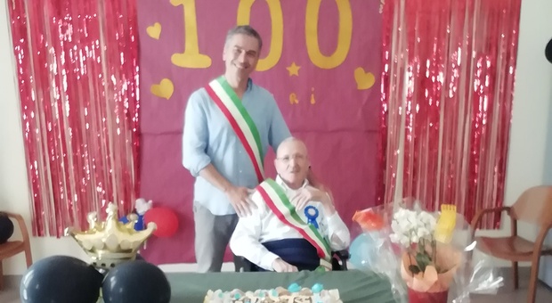 Il sindaco di Casalserugo Matteo Cecchinato con Morfeo Canesso