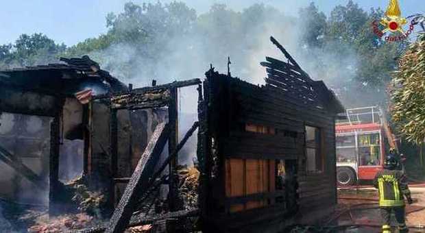 Bruciano le case in legno del terremoto Fiamme a Nocera Umbra, indagini