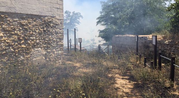 Incendio sulle serre: a rischio il monastero di Sant'Elia