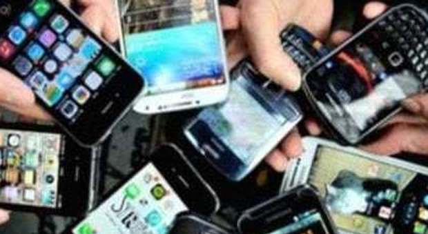 Smartphone, giovani in ansia da gigabyte: 1 su 3 nel panico senza il telefonino