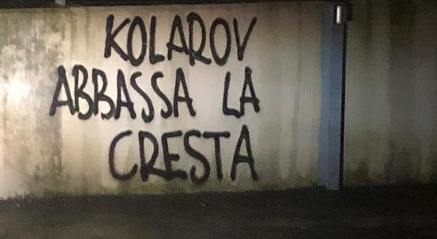 Scritte sui muri contro Kolarov: «Abbassa la cresta croato di m...»