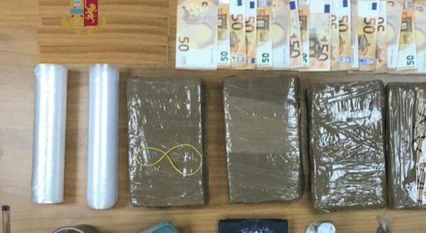 Droga, in casa nascosti 6 chili di cocaina e hashish: arrestato 32enne