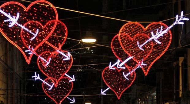 Napoli. Le strade della città festeggiano San Valentino: luminarie a forma di cuori rossi trafitti dalla freccia di Cupido