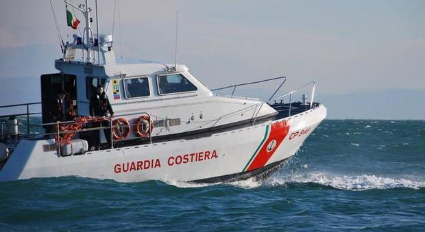 Avaria al motore: Guardia costiera porta in salvo 10 persone, tra cui 2 bambini