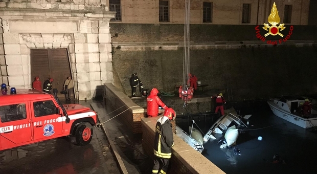 Ancona, piccola imbarcazione affondata recuperata dai vigili del fuoco