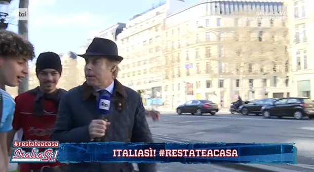 Italia Si, il collegamento su Rai Uno interrotto: due ragazzi abbracciano il giornalista in diretta