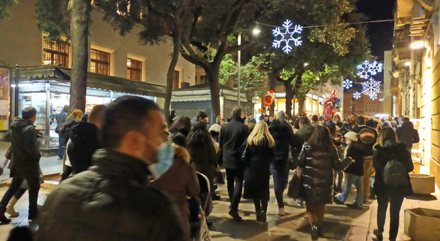 Shopping, assalto in centro a Lecce (con poche mascherine)