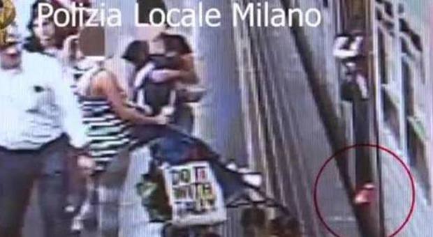 Mamme rom borseggiatrici sulla metro con i neonati: già arrestate 78 volte