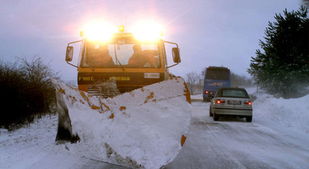 Ghiaccio e neve sulle strade: gli errori da evitare alla guida