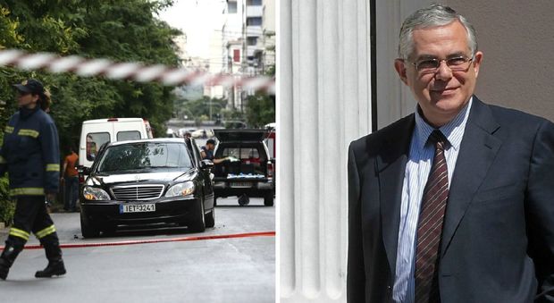 Grecia, esplosione nell'auto dell'ex premier Papademos