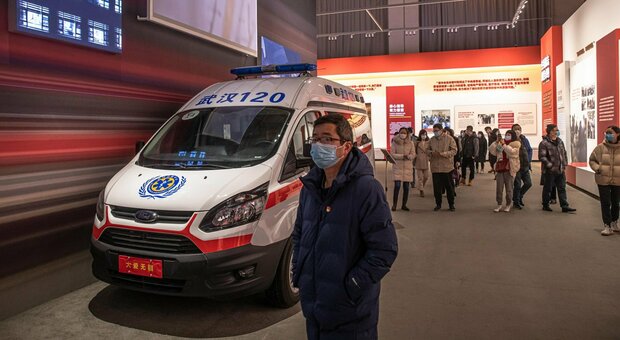 Covid, a Pechino tornano i casi locali: mini-lockdown, eventi annullati e niente feste di Capodanno