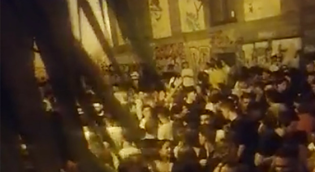 Droga e rave party a Napoli, Decumani sotto assedio: «È un delirio»