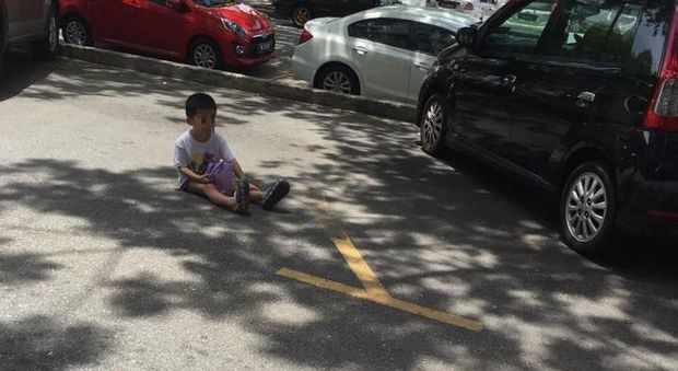 Mamma lascia il figlio sotto il sole a tenerle occupato il parcheggio