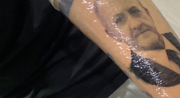 Napoli, artigiano si fa tatuare sul braccio il volto di Vincenzo De Luca. Poi rivela: «Scherzavo, è solo un trasferello»