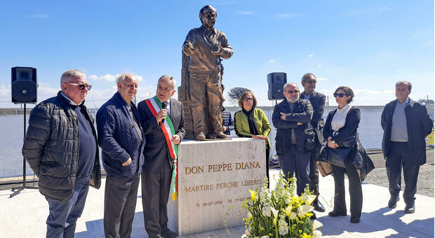 La statua in memoria di don Peppe Diana a Casal di Principe