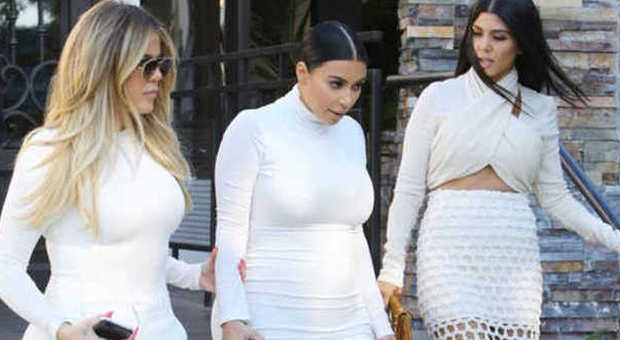 Le Kardashian, sorelle boombastiche: ​in bianco mostrano le "super-forme"
