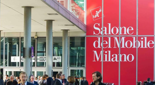 Uomo di 64 anni cade da una scala e muore: dramma a Milano a pochi giorni dal Salone del Mobile
