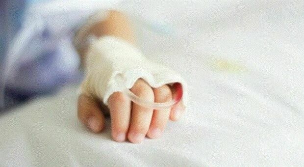 Reggio Emilia, bambina di 6 anni cade dalla sedia mentre gioca: Giulia Qiu muore dopo tre giorni di agonia