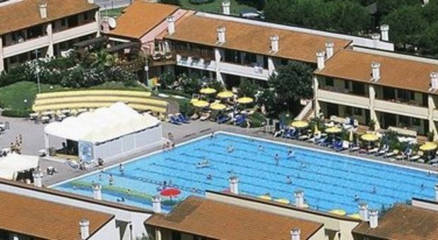 Incidente nella piscina del villaggio morto il bambino tedesco di 7 anni