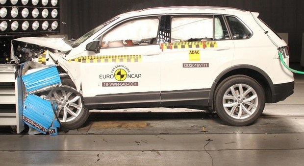 Il crash test frontale della Volkswagen Tiguan