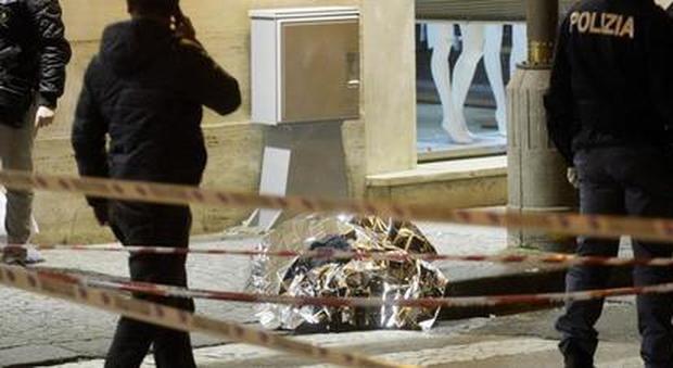 Napoli, rapinatore ucciso, il gioielliere: «Mi ha puntato la pistola contro»