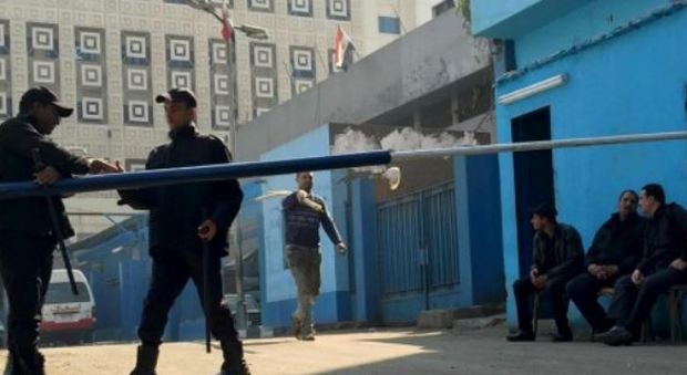 Egitto, 19enne inglese arrestato per spionaggio: avrebbe fotografato un elicottero militare