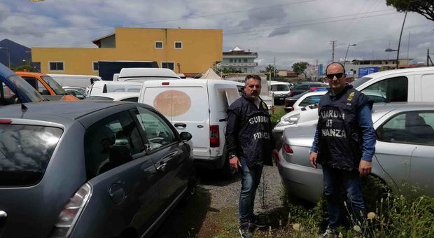 Rivendita di auto senza licenza tra rifiuti speciali: scatta il sequestro nel Napoletano