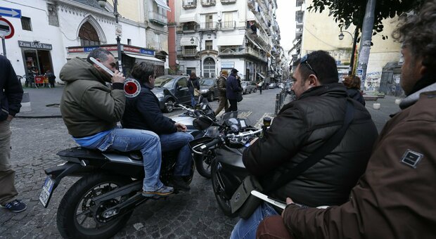 Rapina a Napoli, il negoziante reagisce e i falchi della polizia arrestano i ladri