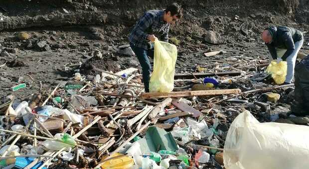 Maltempo a Napoli, trenta volontari per ripulire la spiaggia di Nisida