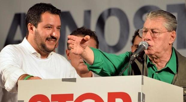 Bossi ora inguaia gli "eredi" Salvini e Maroni. La Lega, l'inchiesta rimborsi e quei 19 milioni