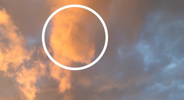 Il tramonto su Enna è "divino": tra le nuvole spunta un volto "umano"