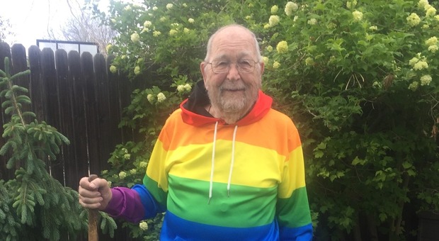 A 90 anni confessa alla figlia di essere gay, lei lo aiuta a ritrovare l'amore della sua vita ma ormai è morto