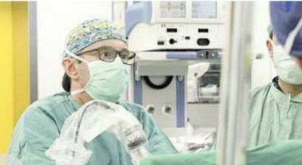 Coronavirus a Napoli, Giardiello: «Dai brividi all'ossigeno io, chirurgo infetto salvato per caso dalla tac»