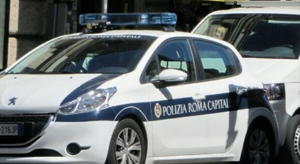 Roma, vigili fanno sesso in auto ma dimenticano la radio accesa