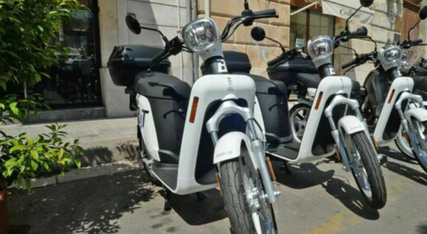 Boom di furti di caschi dai bauletti degli scooter in sharing: caso in città