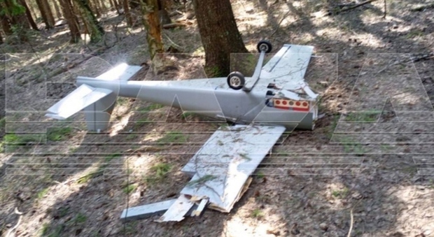 Drone ucraino carico di esplosivo cade vicino Mosca. Cremlino: «Respinto un attacco a Sebastopoli». Zelensky: non possiamo abbandonare Bakhmut
