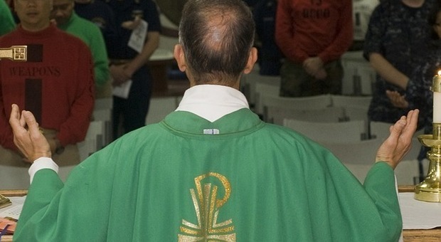Orgia gay nella casa di un prete, si dimette il vescovo: «Mi vergogno»