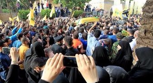 Un momento del funerale di Badreddine, ieri a Beirut