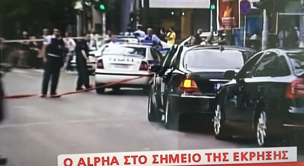 Grecia, esplosione nell'auto dell'ex premier Papademos