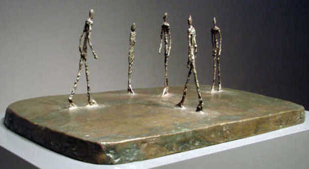 La place, opera dello scultore svizzero Alberto Giacometti