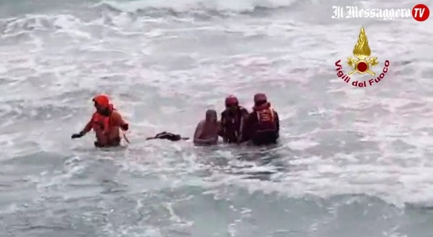Studentesse si tuffano in mare e rischiano di affogare: il salvataggio nelle acque agitate